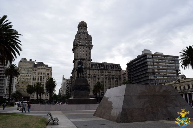Plaza Independencia (Independence Square) stands on the border of Ciudad Vieja and Centro (Montevideo city centre)