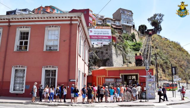 The funiculars of Valparaiso are very popular, as this line-up at Artillería shows 